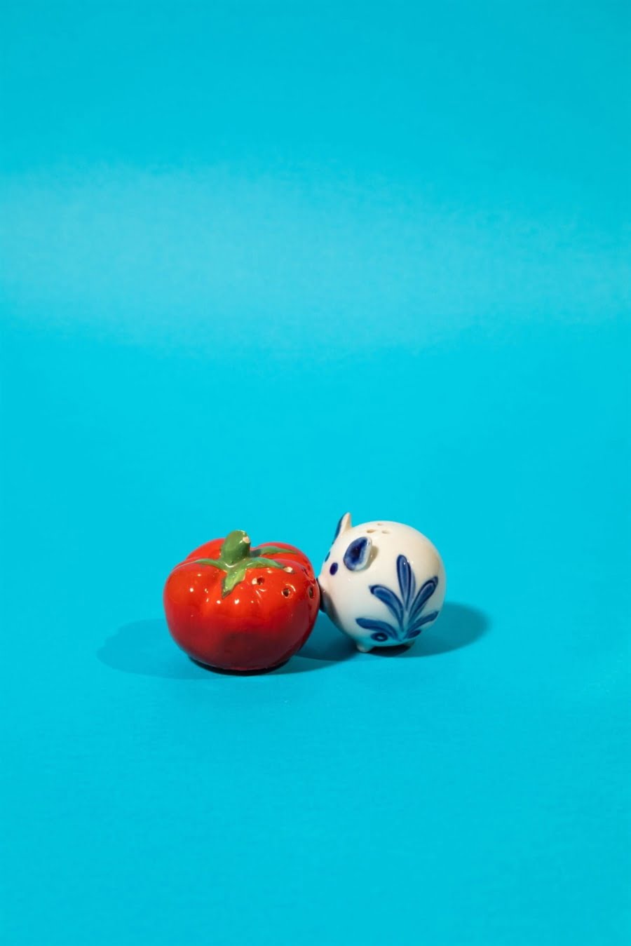 Piglet and tomato salt and pepper shaker set