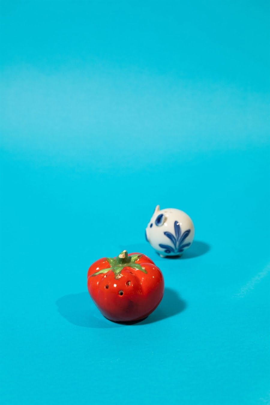 Piglet and tomato salt and pepper shaker set